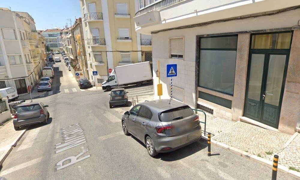 Loja com 2 Pisos e Montra para Comércio / Serviços em Algés